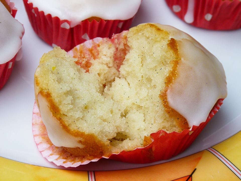 Zitronen Muffins mit Puderzuckerguss - fluffig & leicht