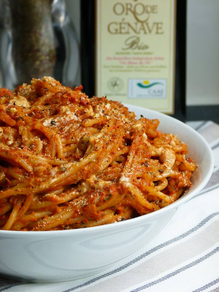 Pasta mit Paprika Erdnuss Soße - einfach & lecker!