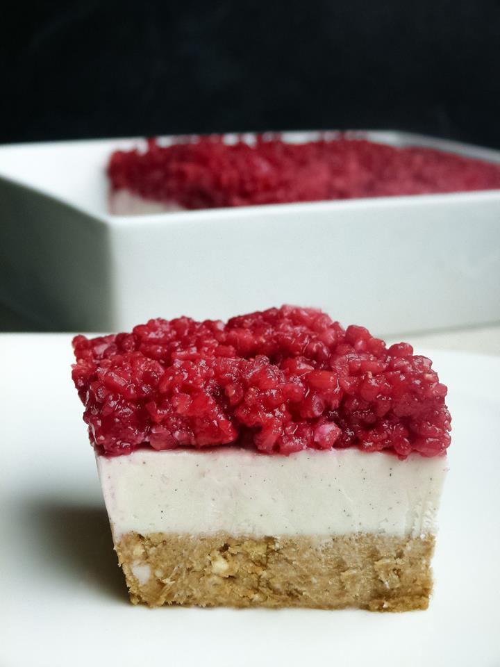 Roh veganer Käsekuchen mit Himbeeren