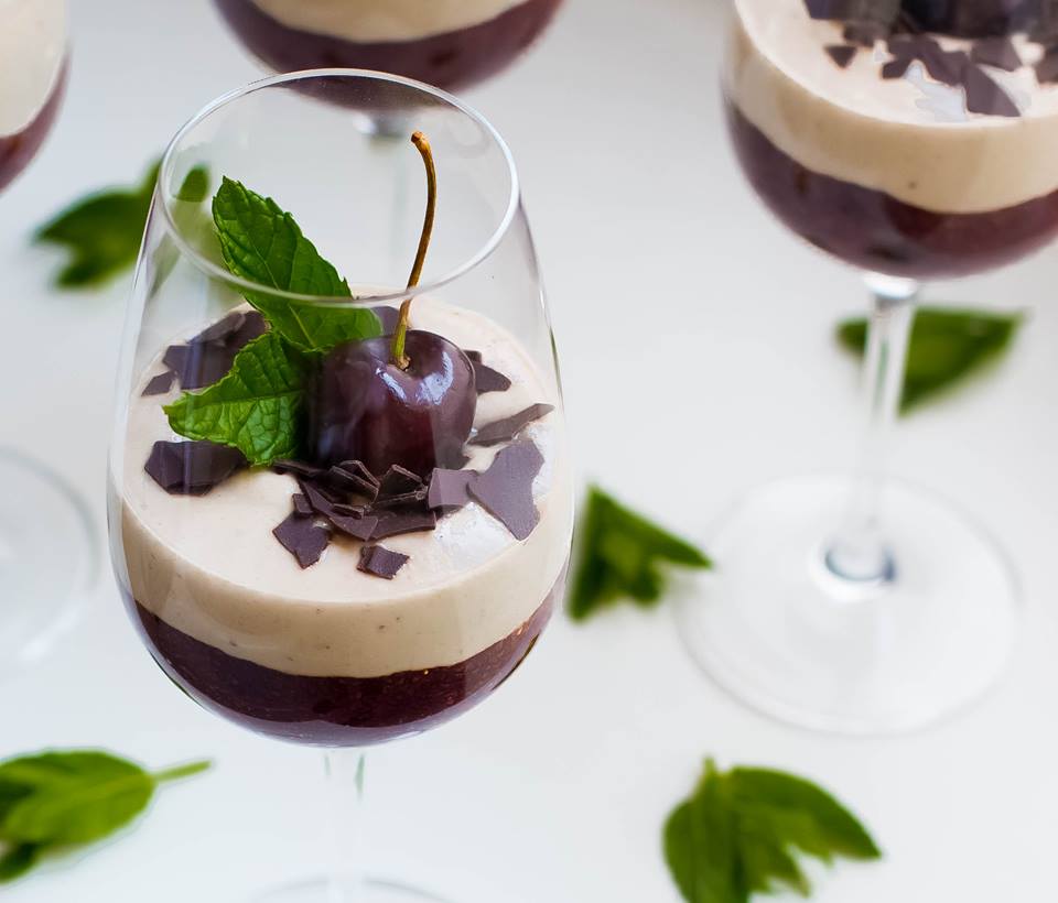 Chia Pudding mit Kirschen und Bananen Cashew Creme