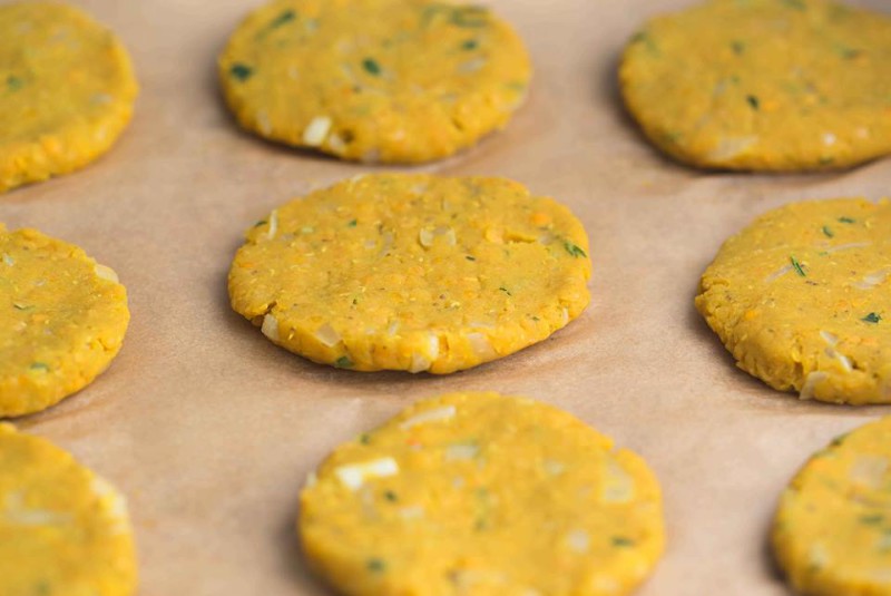 Rote Linsen Taler mit Tomaten Dip