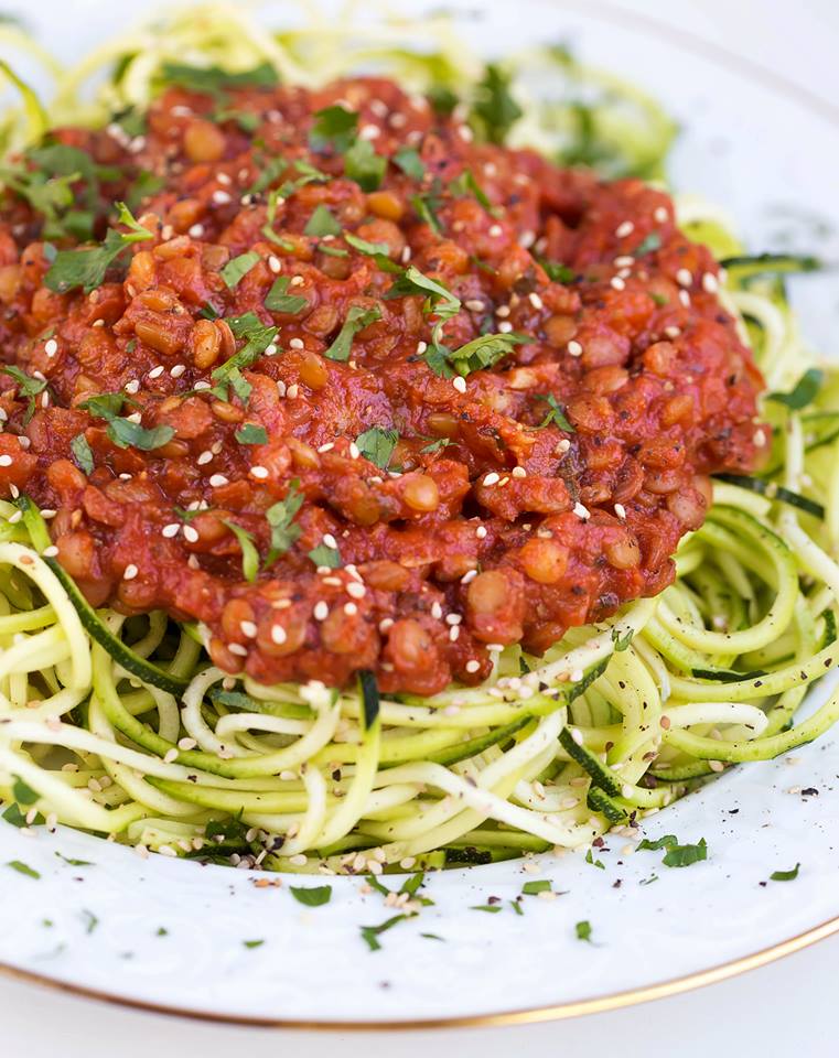 Zucchininudeln mit Tomaten-Linsen-Soße