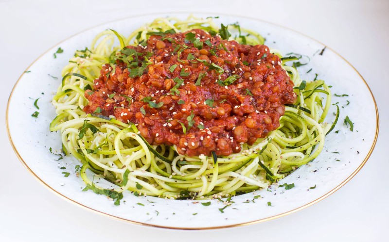 Zucchininudeln mit pikanter Tomaten-Linsen-Soße