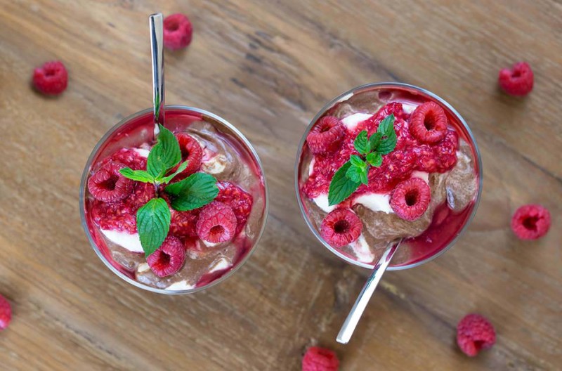Chia Schokoladenpudding mit Himbeeren