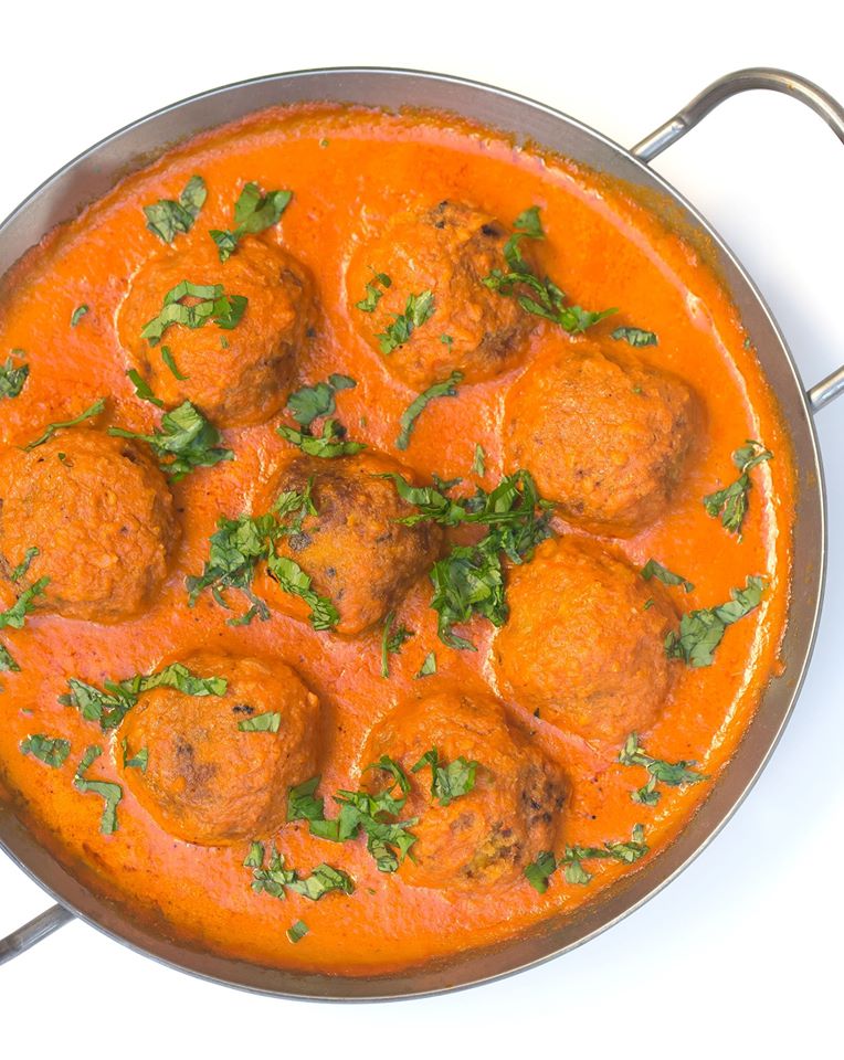 Kartoffelbällchen in scharfer Curry-Soße