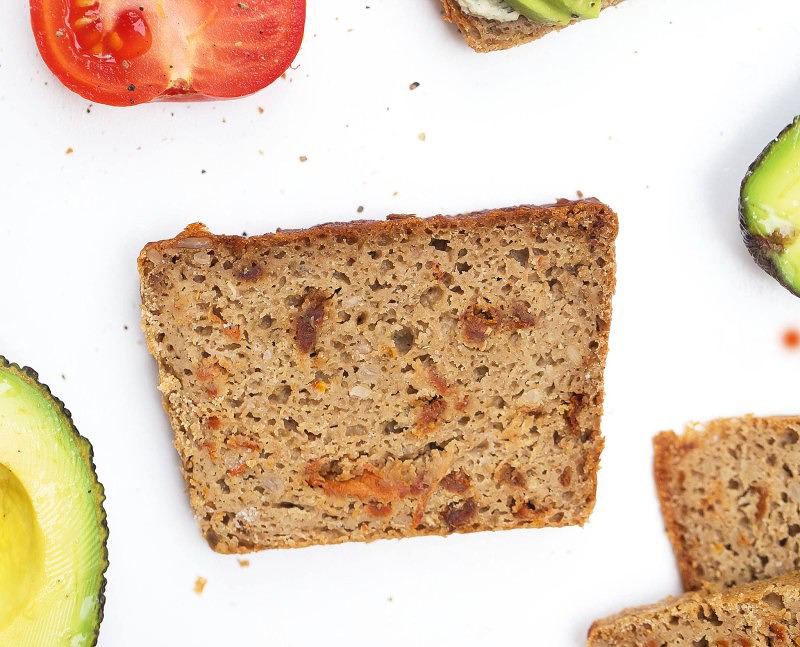 Glutenfreies Teff Brot mit getrockneten Tomaten