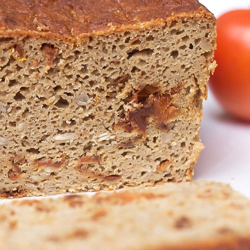 Glutenfreies Teff Brot mit getrockneten Tomaten