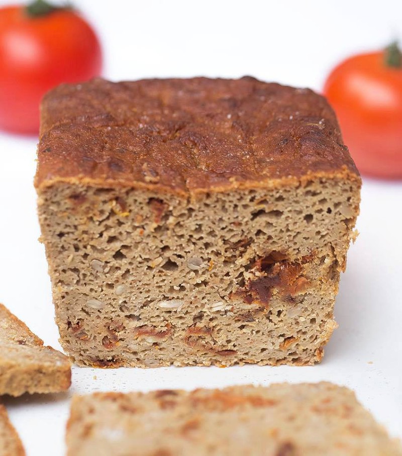 Glutenfreies Teff Brot mit getrockneten Tomaten