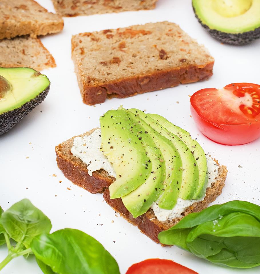 Glutenfreies Teff Brot mit getrockneten Tomaten