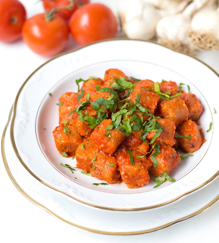 Türkische Bulgur Klöße mit Tomatensoße