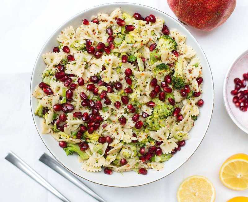Nudelsalat mit Brokkoli und Granatapfel