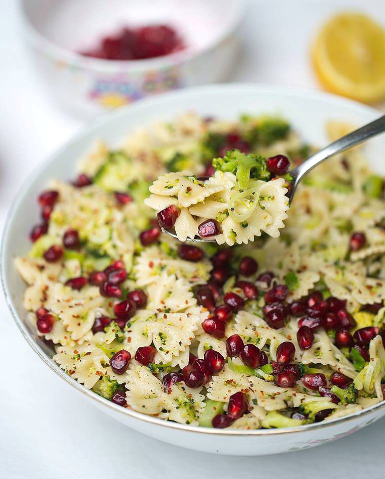 Nudelsalat mit Brokkoli und Granatapfel