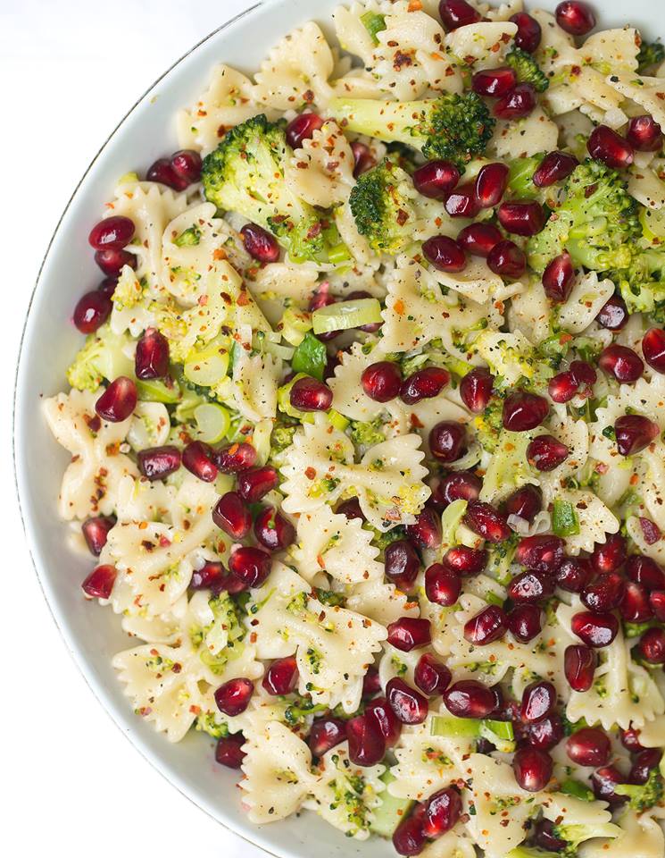 Nudelsalat mit Brokkoli und Granatapfel