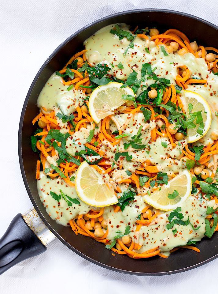 Süßkartoffel Nudeln mit Avocado Kokos Ingwer Soße