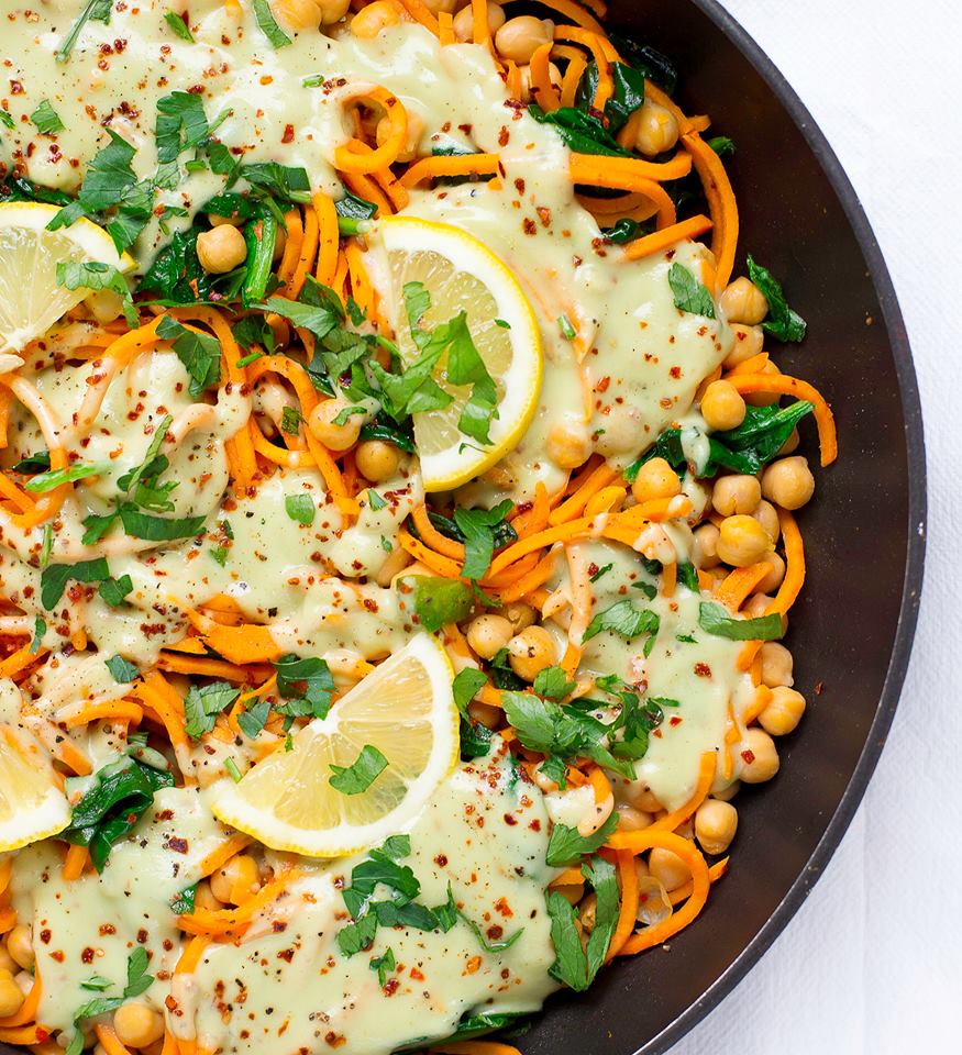 Süßkartoffel Nudeln mit Avocado Kokos Ingwer Soße
