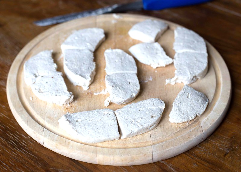 Gebackener Cashew Mozzarella mit Preiselbeersoße