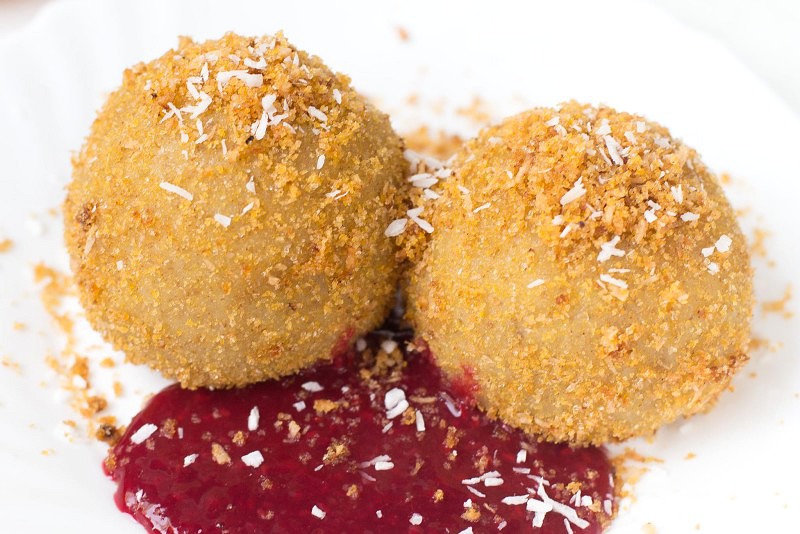 Vegane Marillenknoedel mit Kartoffelteig