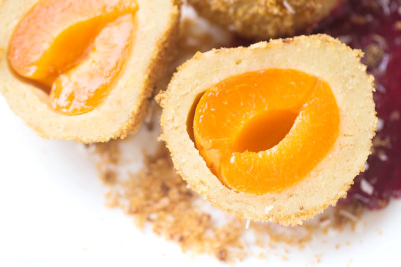 Vegane Marillenknoedel mit Kartoffelteig
