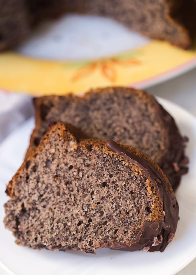 Einfacher Mohnkuchen mit Beerenmarmelade