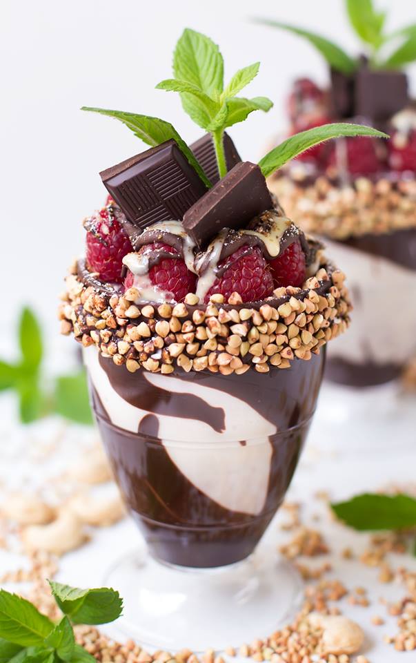 Cremiger Kokosshake mit Himbeeren