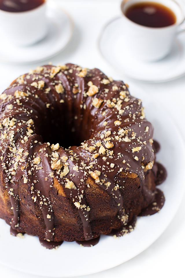 Saftiger Dinkel Gugelhupf mit Espressoglasur