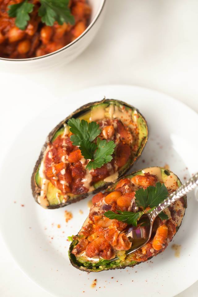 Gebackene Avocado mit Bohnen